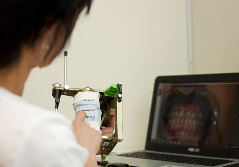 clínica dental. estudio de rehabilitación dental por dentista en tolosa